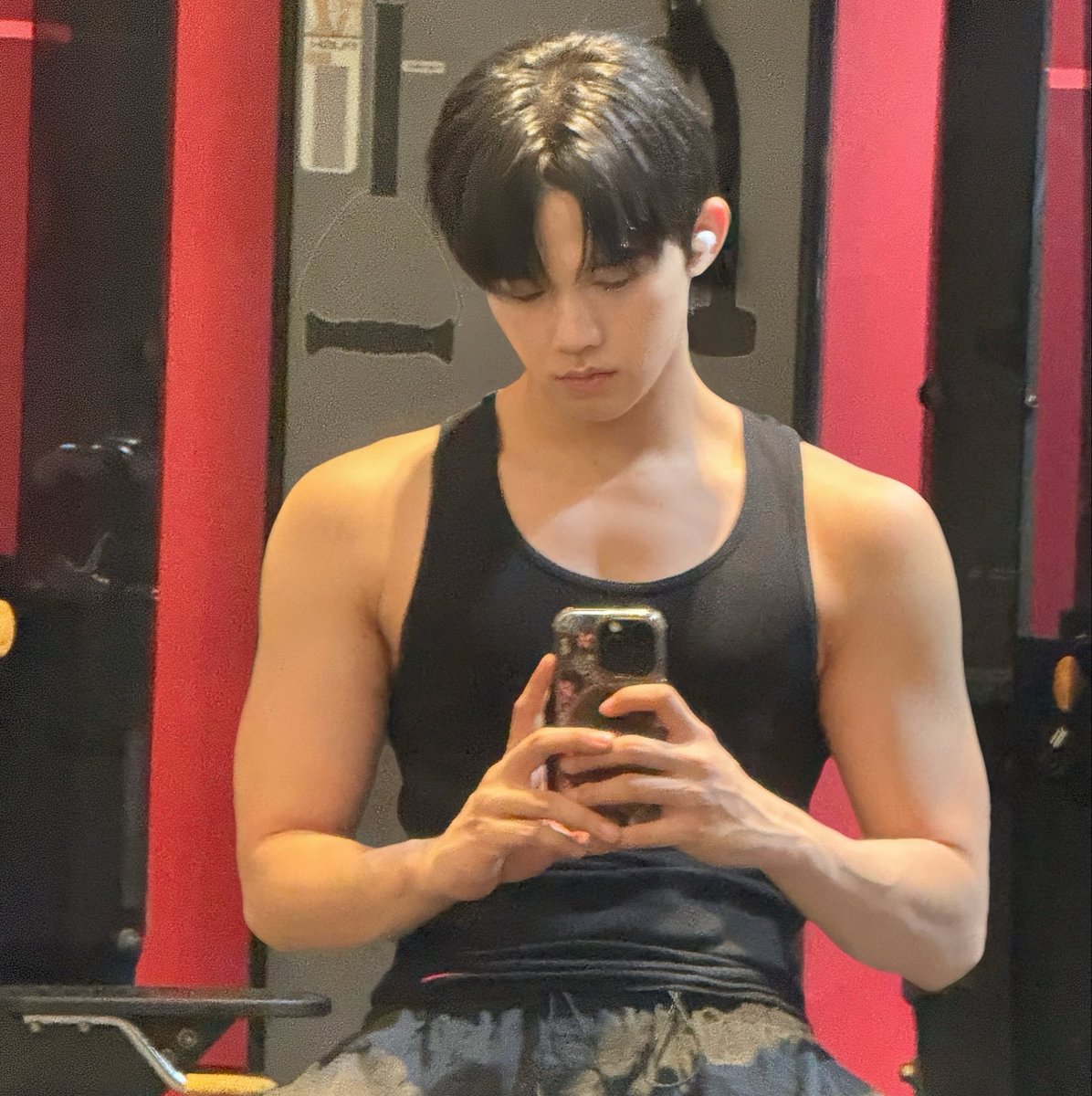jetaimepeach's tweet photo. “อย่ามองหนูด้วยสายตาแบบนั้น🥺”
“แบบไหนเหรอคะคนสวย? :)”

#ท้ายทับทิมยืนริมพี่กรณ์ https://t.co/wwmMV5g9qr