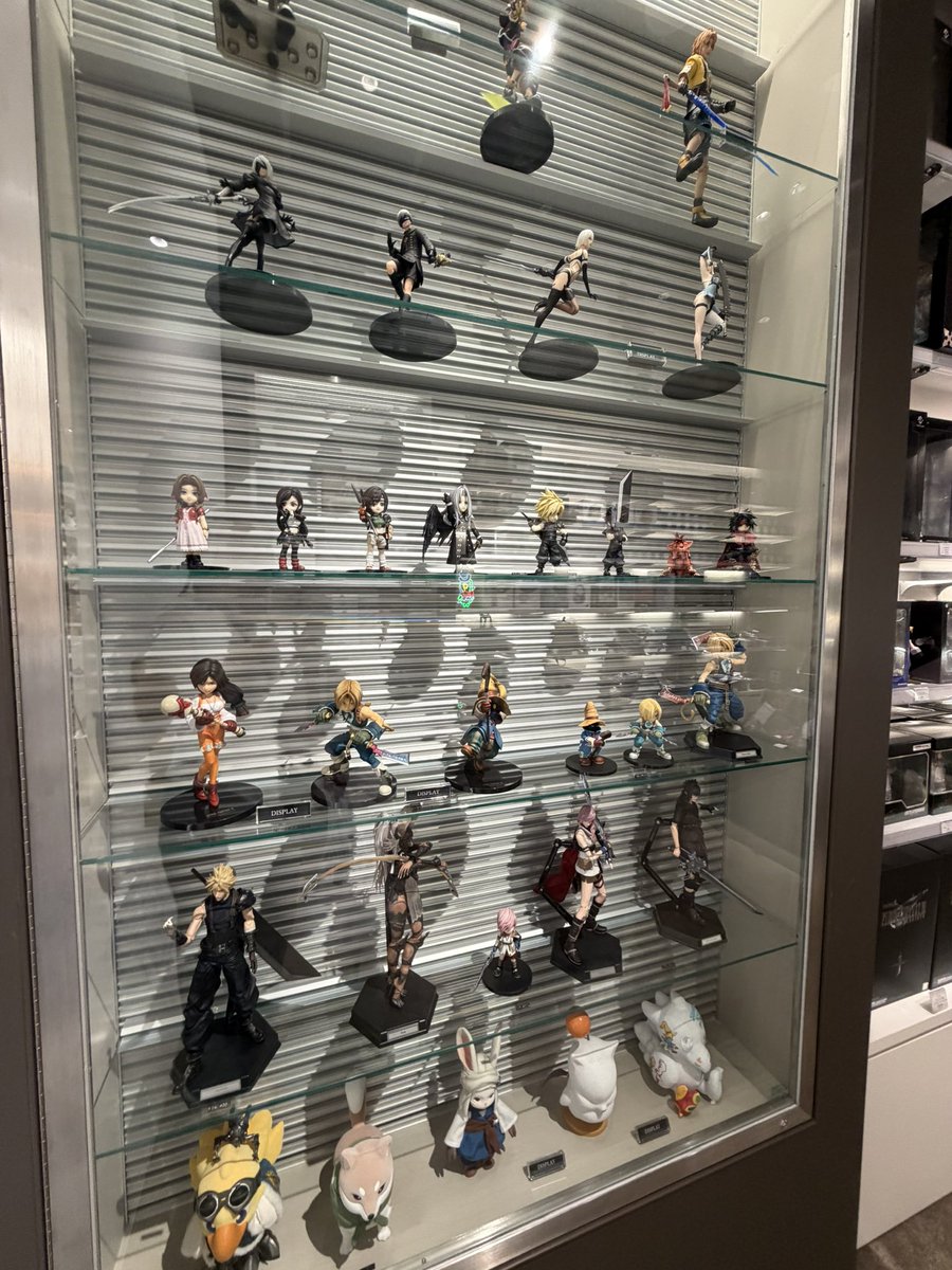 juuxiie2's tweet photo. OH MY GODDDDDDDDDD IM IN THE SQAURE ENIX STORE IN JAPAN 😭😭😭😭😭😭😭😭😭 https://t.co/Q04xRm0xDf