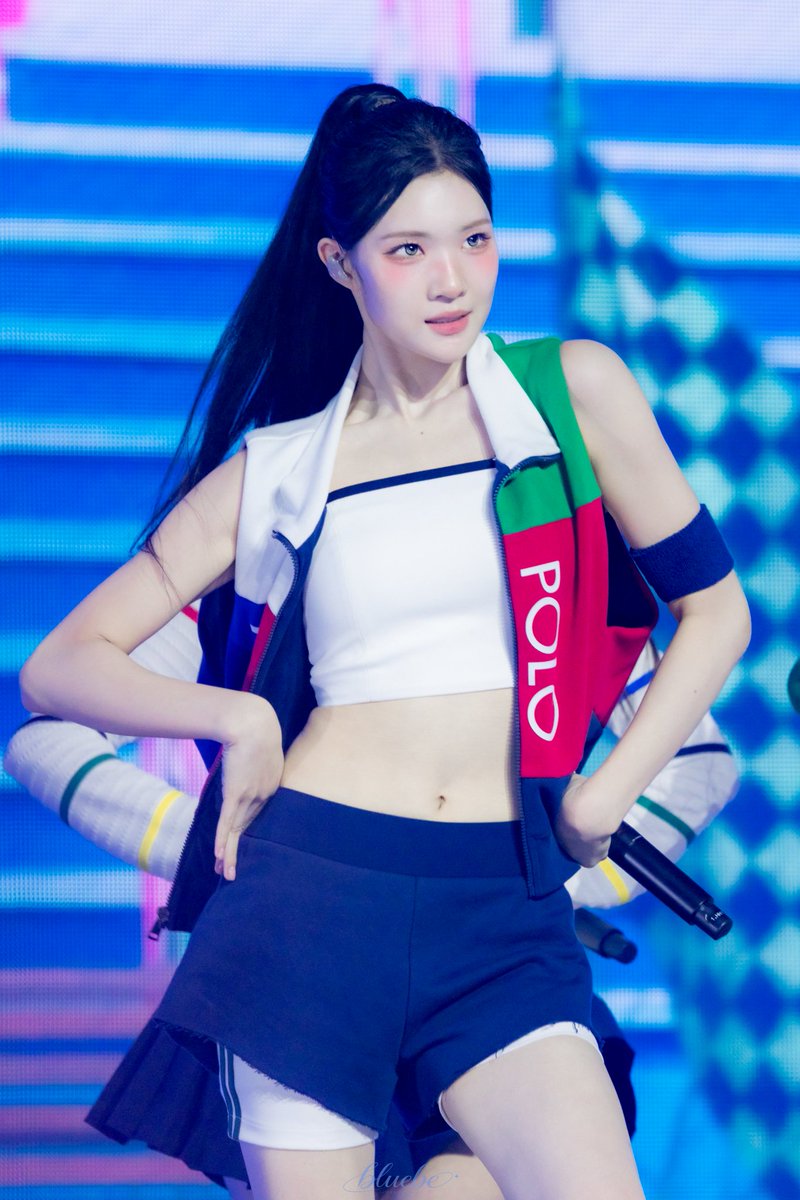 MyJJuuz's tweet photo. 아니 잠만 이거 봐도 되는 거 맞아요?
배꼽, 허리 ,갈비뼈, 팔 근육 , 목빗근, 턱선, 시선처리, 눈빛 그냥 모든 걸 보면 안될 거 같은데... https://t.co/XeUp7ZpPCY