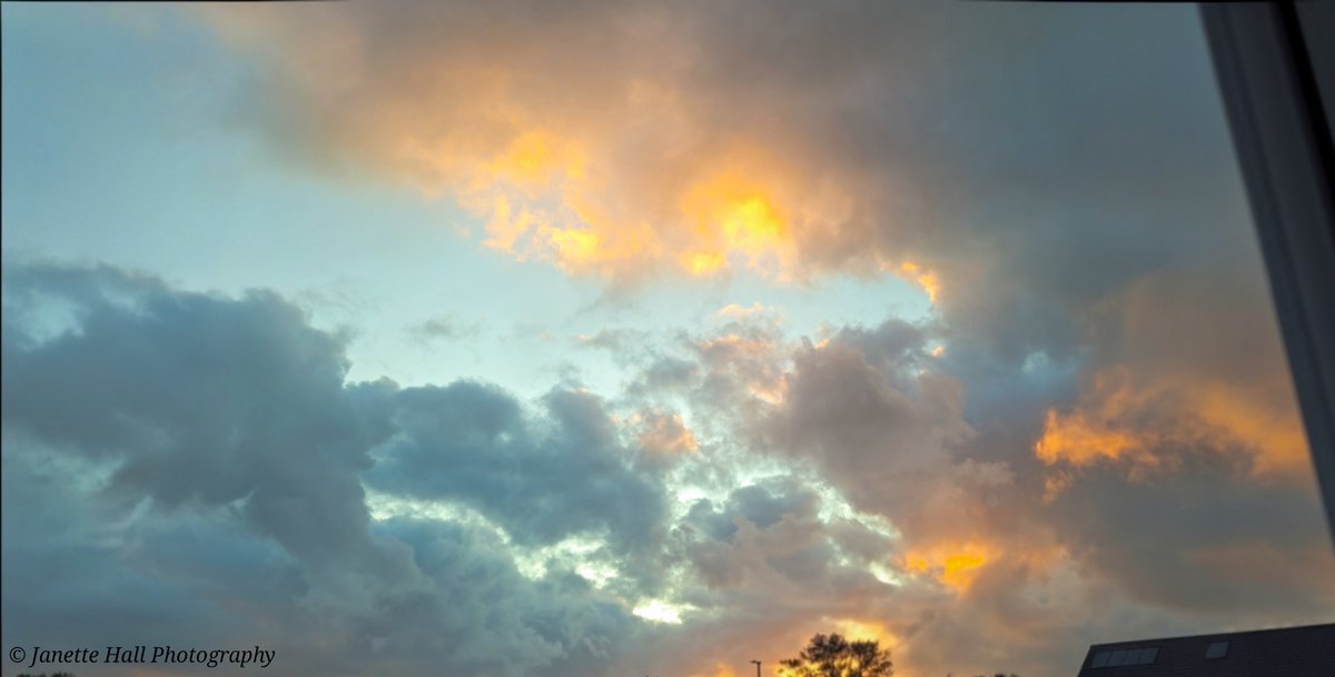 JanetteHall's tweet photo. Beautiful colours of the sun setting, yesterday evening 🧡
Lancashire
#sunset #clouds #loveukweather #lancashire #colours #color #nature #NaturePhotography #NatureBeauty #naturelovers #sky @metoffice #sunsetvibes #clouds #orange @ThePhotoHour https://t.co/f2h89JOmJk