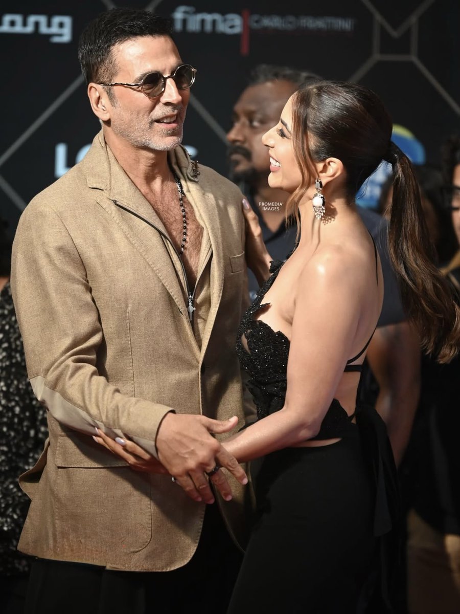 Sophie_Choudry's tweet photo. Happy bday you age reversing , gravity defying, forever entertaining Icon! Wishing you an incredible year @akshaykumar .. Big hug🎂💕 #happybirthdayakshaykumar https://t.co/1TcmVfKY8Z