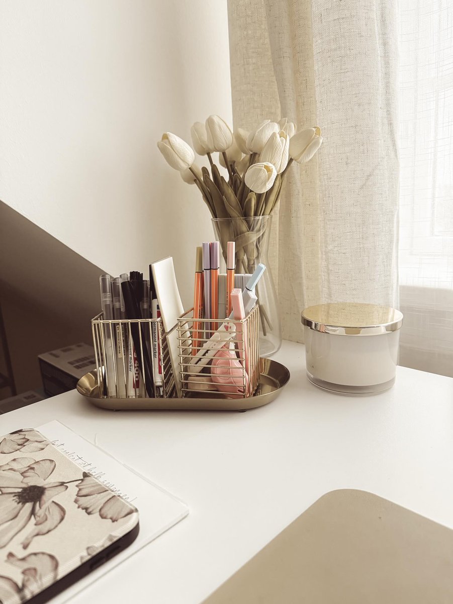 dhonatas2's tweet photo. Soft focus, warm tea, and a quiet workspace. https://t.co/W2E38sjmgA