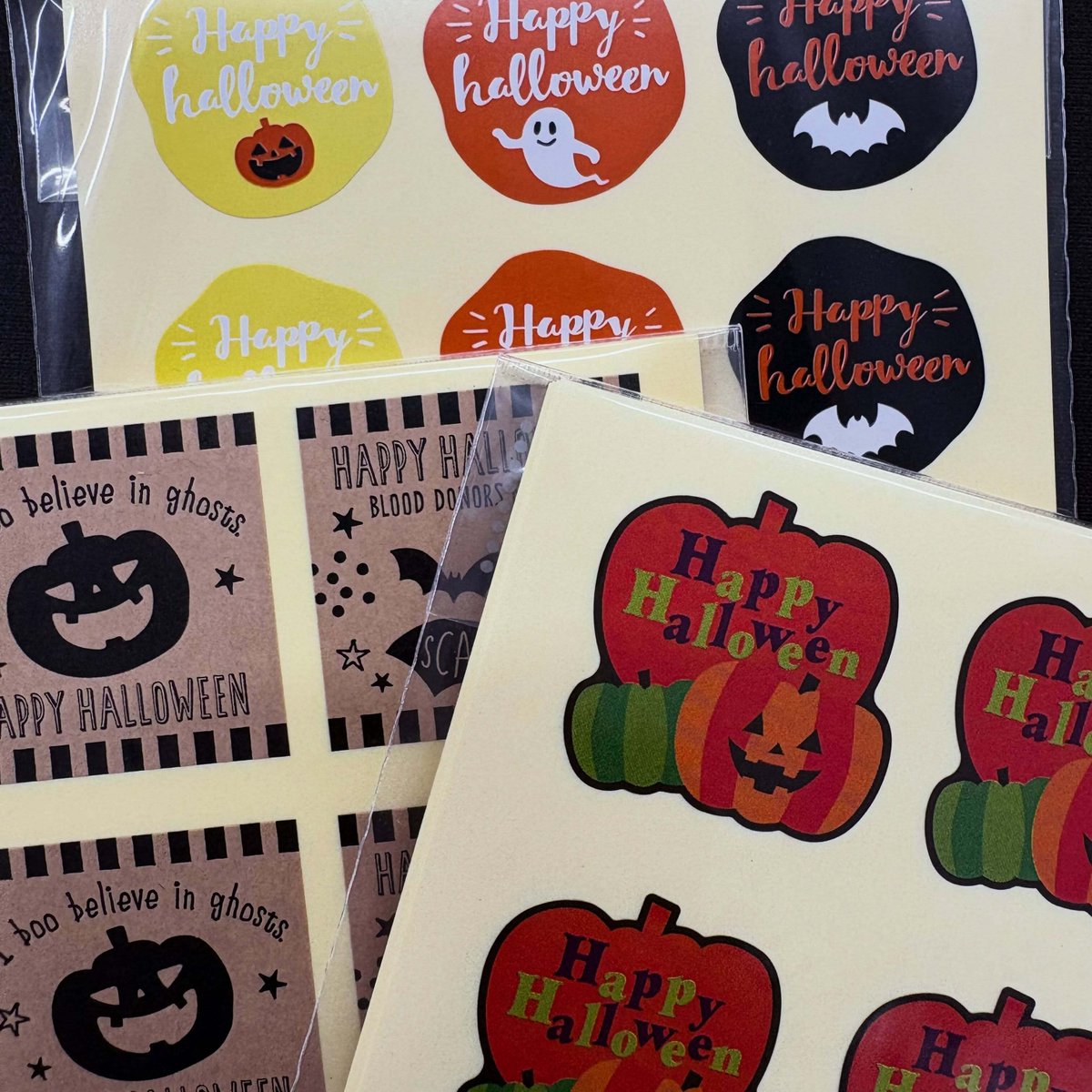 asami_info's tweet photo. ハロウィン柄のシール、あります。
これを貼ればなんでもハロウィン仕様に🎃
#高崎問屋町
#シール
#包装資材 https://t.co/xPR7XkrRKC https://t.co/8HyJsACSvt