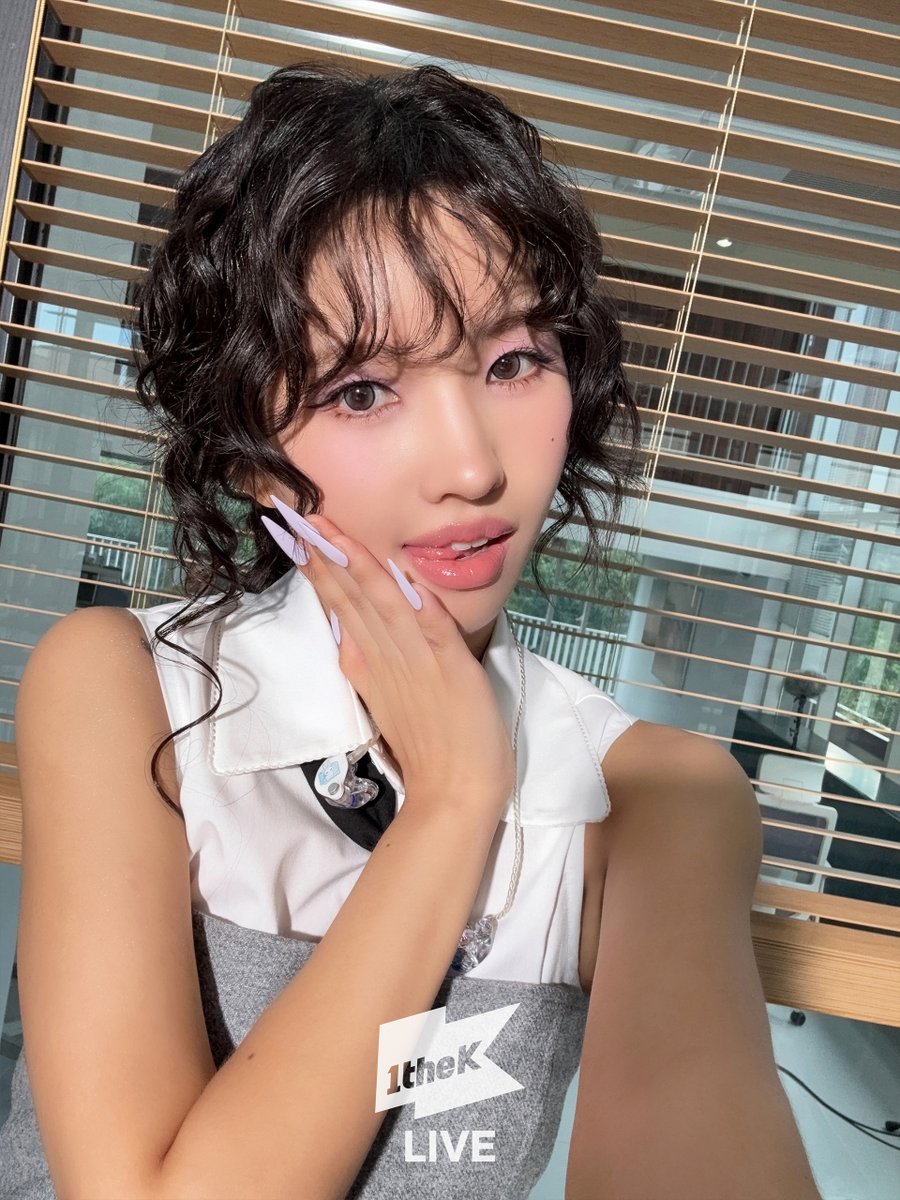 1theK's tweet photo. 스트레스 없애는 #소연 의 햇살 미모 ☀️ 
#SOYEON 의 #퇴사할게여 는 #야외녹음실 에서! 🎙️ 
#아이들 #idle #SOYEON  #끝내주는인생 @official_i_dle  

#Beyond_the_Studio 👉 https://t.co/Ka9tJlccH9 https://t.co/BkntYs4jAw