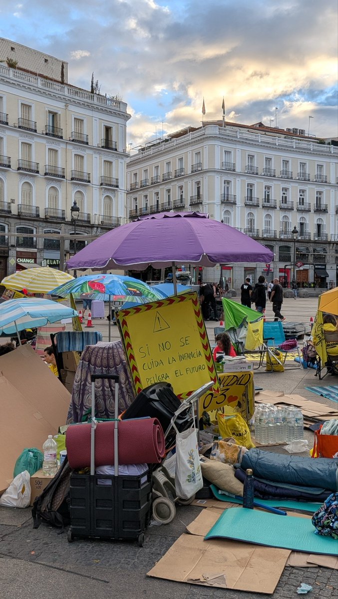 PoderPopularWeb's tweet photo. Directo 📸

Tercer día de acampada de las educadoras infantiles en huelga en la Puerta del Sol de Madrid. 

"Aquí hace la educación infantil". https://t.co/ePtUuCPAok