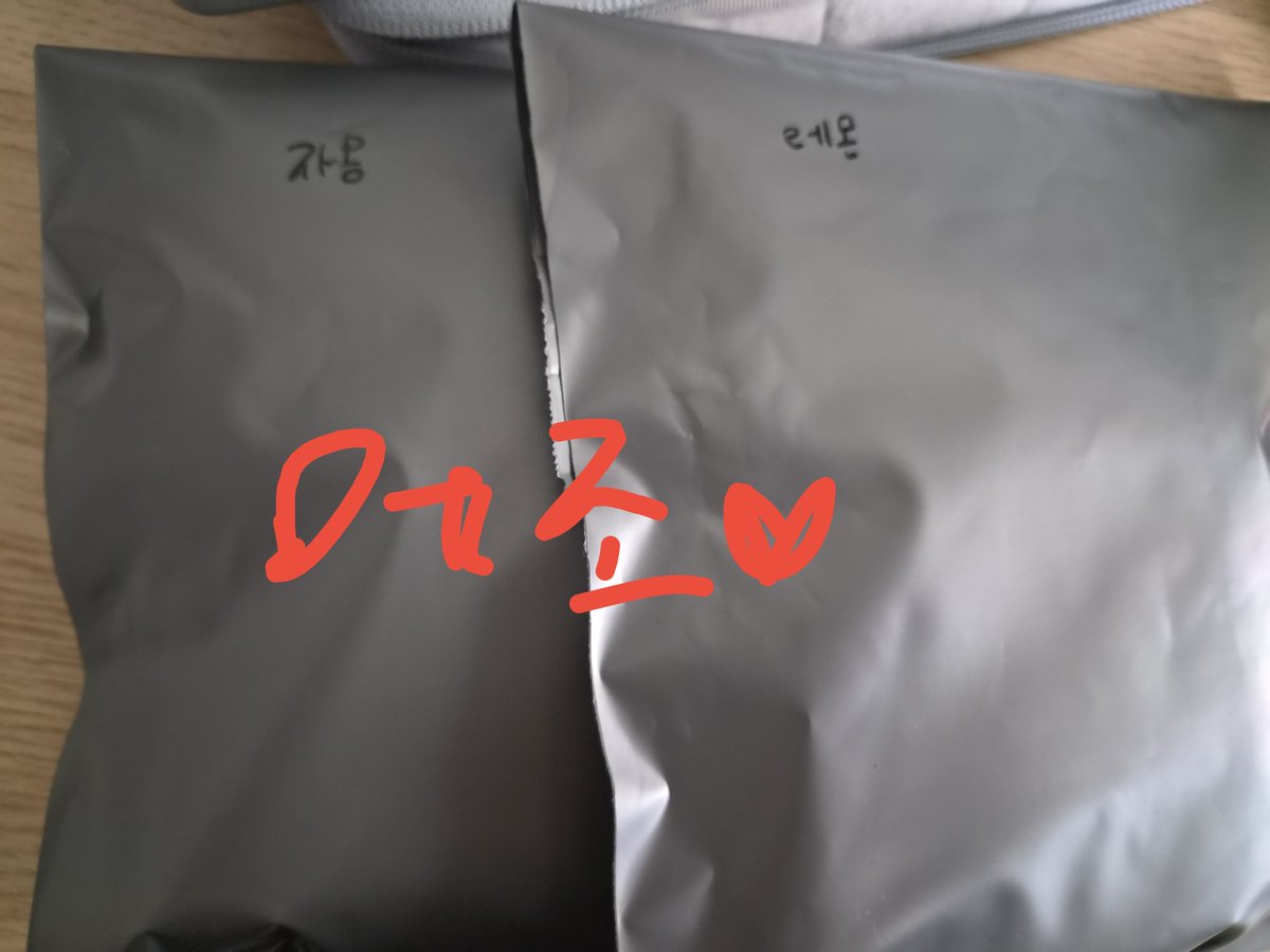 mezzoshop's tweet photo. 거의 첫손님분들 물품도착후 배송드리려하고잇어여 오늘은 좀 바빠서 내일 오후에 접수합니다! https://t.co/mD4EaVUX6i