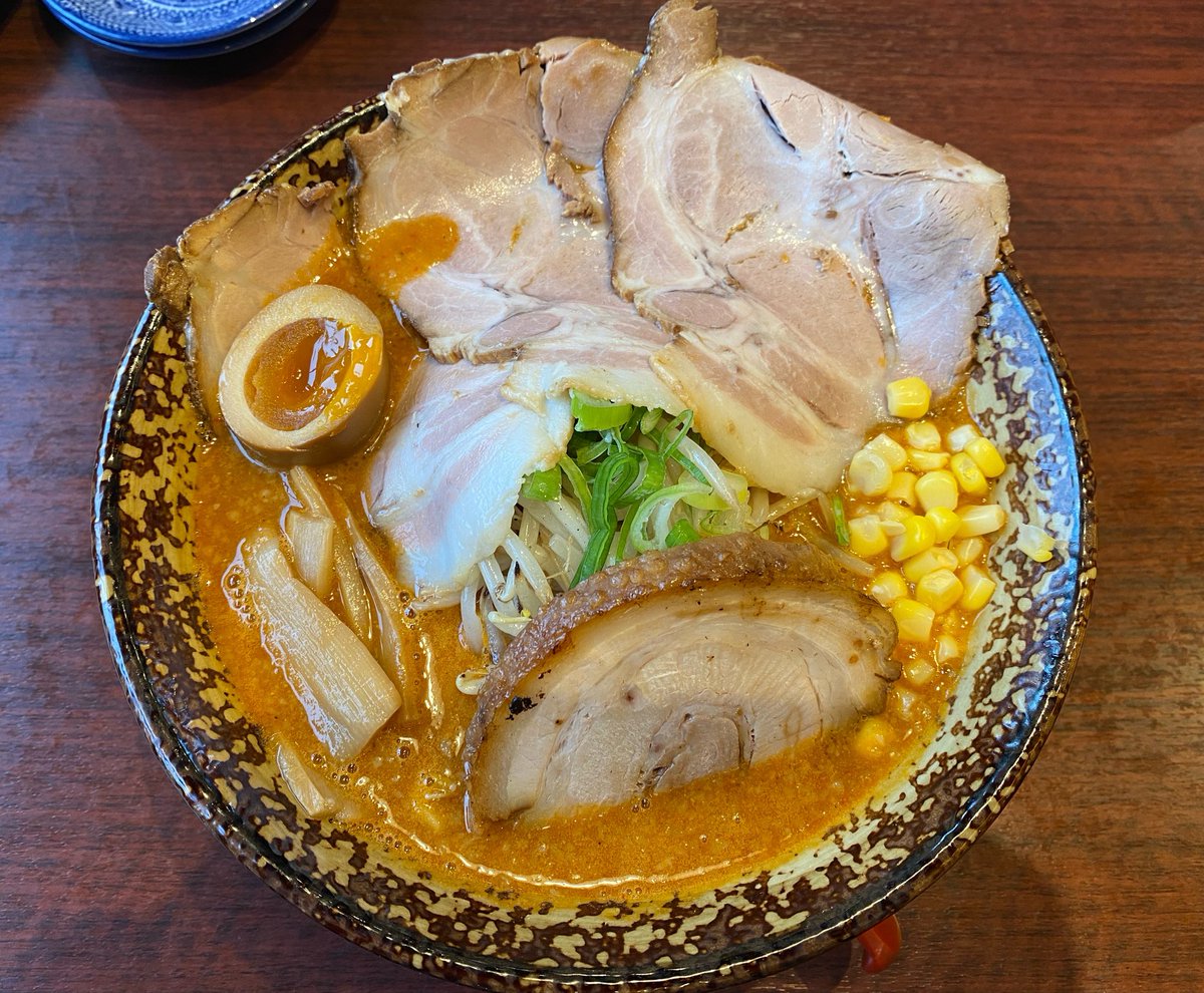 BlueOceanBirdm's tweet photo. 荒川らーめん魂　あしらさん
辛味噌ラーメンいただきました！
濃厚な味噌スープで辛さはピリ辛
甘いと辛いは幸せの味です
唐揚げも食べました
マヨがかかった醤油ベースの唐揚げは悪魔味　
平日なのに、開店から直ぐにお客さんダラケは凄い！
美味しかったです！
ご馳走様でした😋 https://t.co/HmN7JEjPHz