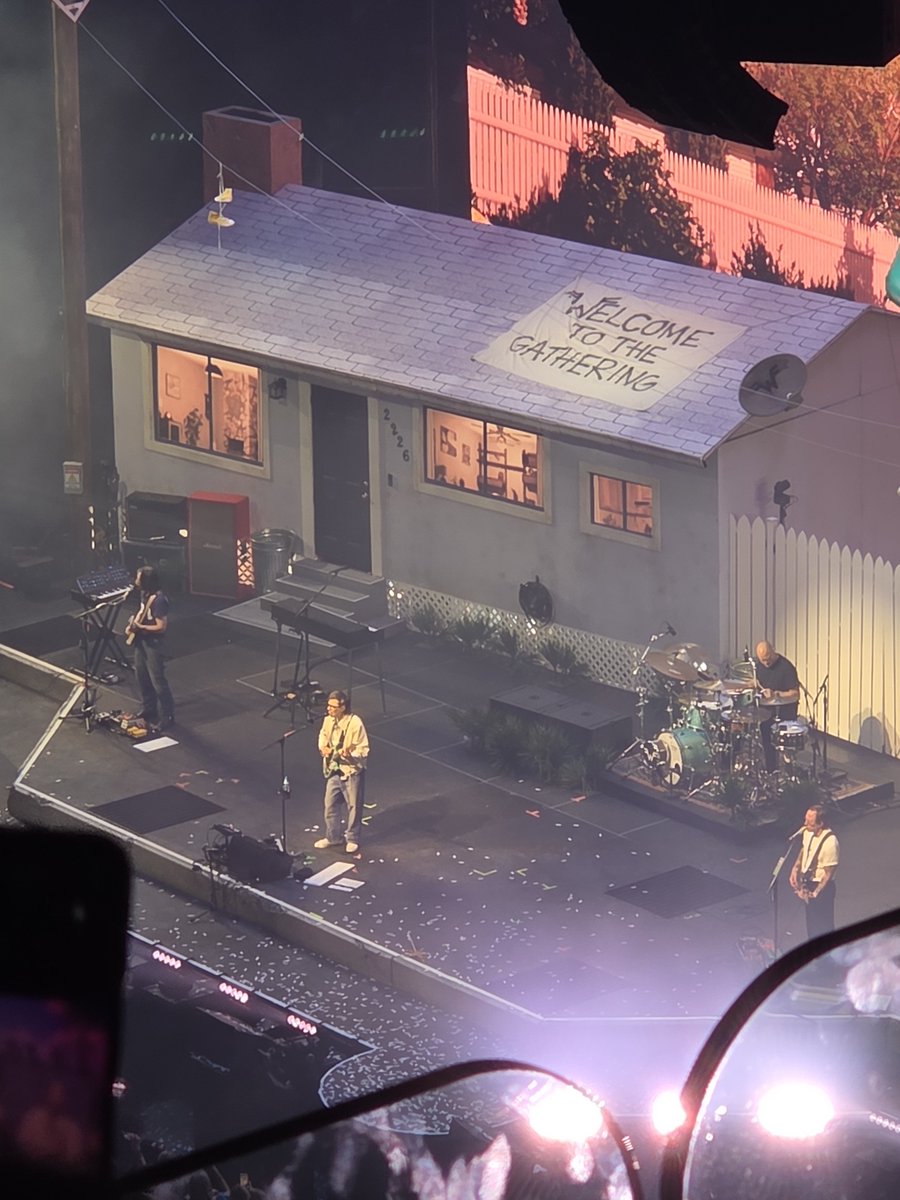davidnp119's tweet photo. babe wake up weezer just played live

(13 year old me would be proud🥹) https://t.co/miGJQFQdRr