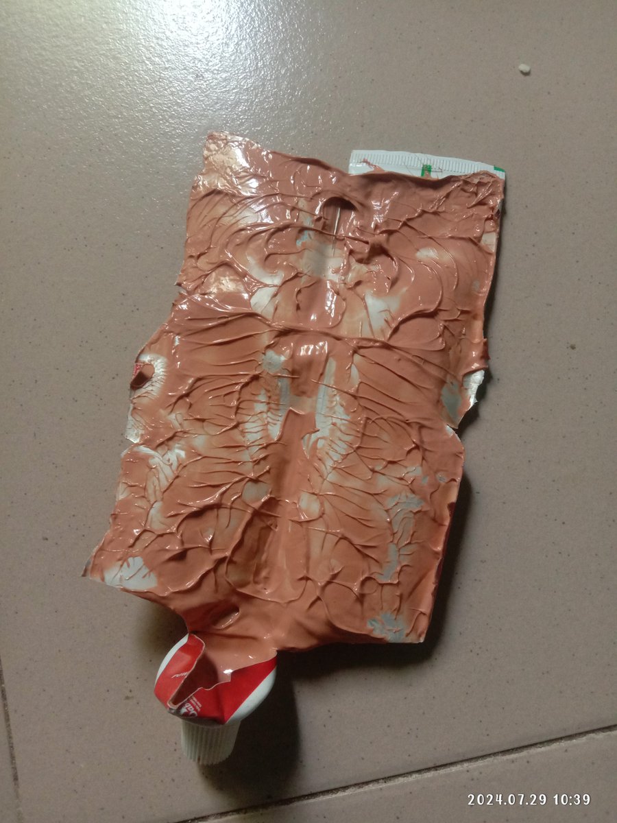 Sheriff_Jimmy's tweet photo. This is the best way to finish your toothpaste. No dey waste money 😏 https://t.co/q6pwo49idx