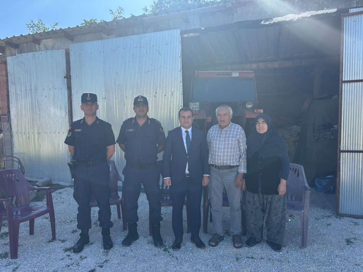 EmirdagKaymakam's tweet photo. 📍 Kaymakamımız Adem Topaca’dan Hane Ziyaretleri

Kaymakamımız Adem Topaca, Özkan Köyü’nde ikamet eden Arife Yürük teyzemizi, Bademli Köyü’nde Şehit Veli Altın’ın ailesini, Adayazı Köyü’nde ise Kıbrıs Gazisi Münir Akın ve ailesini ziyaret etti

https://t.co/h58hSTOYo6 https://t.co/EQ8CB9dDne