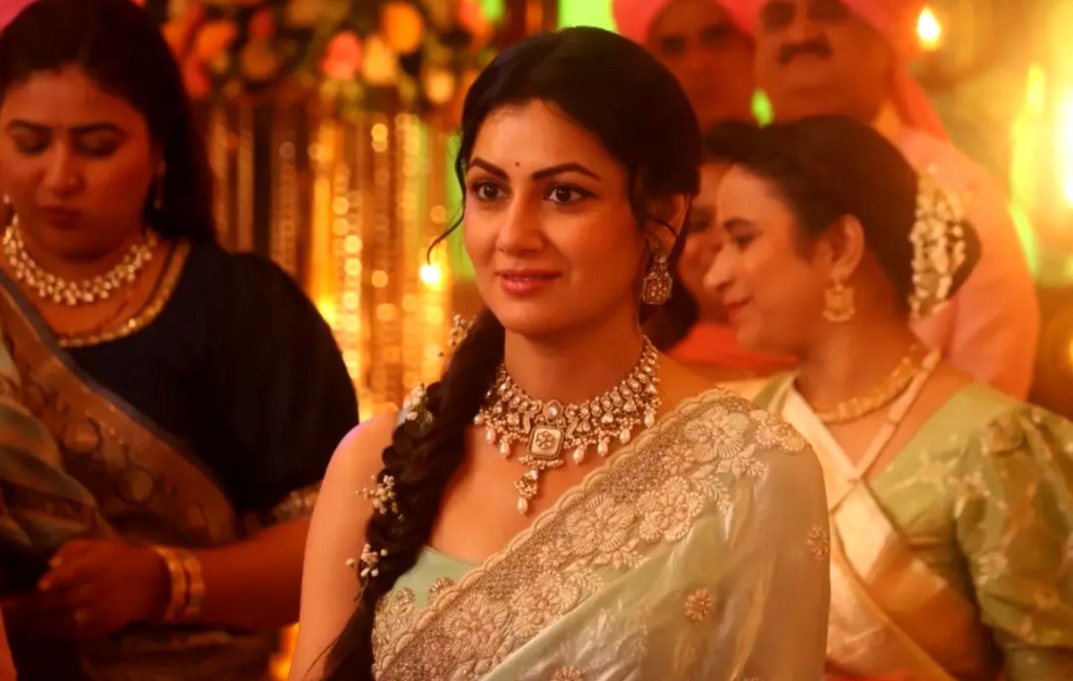 deepti4780's tweet photo. Aparajita is looking super gorgeous! 😍🧿🔥💚🫠
It is Appu's bridal look? 
waiting for Rakshit's look! 
Pics: Glitzvision post 
#ApRakshi  #TDSM 
#SritiJha #ShabbirAhluwalia 
#TumDenaSaathMera https://t.co/clN8CtUVtY
