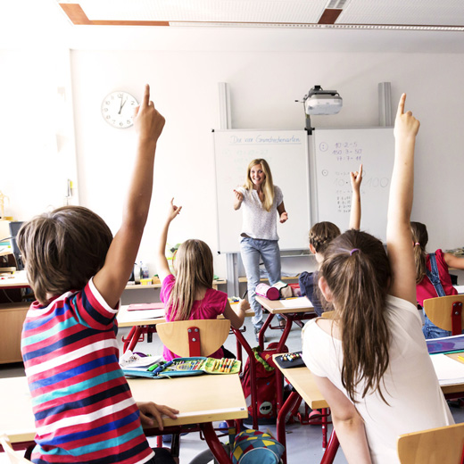 FrancoisCame's tweet photo. Selon l'enquête PISA, le niveau scolaire s'effondre, en France.
Mais pourquoi ?!!

En fait, ce n'est pas très compliqué.

Il suffit de regarder ce que disent les innombrables études, nationales et internationales, qui ont été faites sur les parcours scolaires. (1)
Elles convergent très largement. Et toutes indiquent que la réussite scolaire est liée à un petit nombre de facteurs.

Quatre, exactement.

On peut même les classer, avec des coefficients qui notent l'importance qu'ils ont, pour expliquer pourquoi un élève devient bon - ou non.

Les voici, dans l'ordre décroissant :

1. Le Niveau scolaire antérieur / les connaissances déjà acquises. Bref : ce que l’enfant sait déjà.
Coefficient : 0,50 à 0,57
C’est le facteur le plus important. Un élève qui a de bonnes bases au départ a beaucoup plus de chances de bien réussir ensuite.
D'où l'importance fondamentale des premières années, dans le parcours scolaire. 

C'est donc là qu'il faudrait investir, d'abord. C'est donc là qu'il faudrait des enseignants extraordinaires. 
Or, en plusieurs décennies, la formation pédagogique des enseignants de maternelle et d'élémentaire a diminué par rapport à la fin des écoles normales / début des IUFM, avec beaucoup de réformes successives (IUFM, ESPE, Inspé) qui ont parfois éloigné la formation du terrain.

De plus, il devient de plus en plus difficile d'en recruter. Car le salaire n'est pas assez attractif.
Et l'on en vient donc, aujourd'hui, à recruter des contractuels, sans formation, sans concours...

2. Les capacités cognitives (intelligence générale et spécifiques). Bref, les capacités intellectuelles de l’enfant.
Coefficient : 0,45 à 0,55
On ne sait pas vraiment si l'intelligence est héréditaire, ou si elle est acquise. Vaste débat. Selon les études, la réponse est "les deux, mon capitaine". Les parents transmettent des gènes; mais leurs gènes influencent aussi l'environnement que ces parents donnent à leur enfant : plus de livres à la maison, langage plus riche, attentes plus élevées, milieu plus stable, etc.
Ex : le nombre de livres à la maison est un facteur important de réussite scolaire Dans les grandes enquêtes (PISA, PIRLS), la corrélation avec les résultats scolaires tourne souvent autour de 0,30.

Bref, on le sait : les enfants de bons élèves seront, probablement, bons élèves. Les études de jumeaux estiment l’héritabilité de la réussite scolaire autour de 50-70 % au primaire - et d’environ 40-60 % pour le niveau d’études atteint à l’âge adulte.

L'Education nationale ne peut pas tout faire là dessus. Mais elle peut du moins cibler les enfants qui ont moins de chances que les autres, pour mieux les soutenir dans leur parcours.
C'est en partie ce qui est fait pour les REP (réseaux d’éducation prioritaire) et REP+ (les plus difficiles). Classes dédoublées, primes pour les profs, etc.

Résultats : ça améliore un peu la situation, au départ. Ca ne change pas vraiment l’arrivée.
Il reste donc des choses à inventer...

3. Les attentes et les aspirations des parents.
Coefficient : 0,30 à 0,40
C'est un facteur fondamental. Il pèse plus lourd encore que l'inégalité due au milieu social et au capital culturel familial.

Les enfants dont les parents accordent à l'école, au travail et aux résultats scolaire une véritable importance, ont une très forte probabilité d'être bons.

Tout simplement parce que les enfants n'ont pas envie de rendre papa et maman malheureux, en ramenant des 4 sur 20 à la maison.
Et qu'ils ont envie d'être félicités (voire : récompensés 😊) s'ils ramènent un 17.

Mais aussi parce qu'on leur a inculqué, très tôt, que l'école était quelque chose de fondamental; et qu'il fallait respecter les professeurs.

C'est aussi ce qui explique, toutes les études le montrent, que les enfants de professeurs réussissent nettement mieux que la moyenne des élèves, et souvent un peu mieux que les enfants de cadres, jusqu’au bac. 😊

Attention : cela ne veut pas dire que les parents doivent aider leurs enfants, tous les soirs, à faire leurs devoirs, et aller à toutes les sorties scolaires. 

Au contraire, presque. Là aussi, les études convergent : l’aide aux devoirs et la présence institutionnelle à l’école ont un coefficient proche de 0, voire légèrement négatives, si elles sont "contrôlantes". L'objectif est de rendre l'enfant autonome, pas dépendant.

Cela ne veut pas dire, non plus, qu'il faut sermonner les parents; cela les agace, et ça ne sert à rien.
Cela veut dire qu'il faut les impliquer. 

Un exemple : la méthode développée par Jérémie Fontanieu. Professeur (SES) à Drancy, en Seine-Saint-Denis. Il appelle les parents un par un dès la rentrée, puis leur envoie chaque semaine un SMS sur le travail de leur enfant : ce qui va, ce qui ne va pas, ce qu’il faut faire la semaine suivante.

L’idée : ne pas appeler seulement pour une mauvaise note, mais pour embarquer la famille. Les parents parlent de lui à la maison, les élèves travaillent davantage.

Résultats mis en avant : 100 % de réussite au bac depuis 2017-2018 dans ses classes, dans un lycée de banlieue. 
La méthode s’appelle "Réconciliations". Elle est aussi, aujourd’hui, utilisée au collège, par des centaines de profs. Jérémie Fontanieu l’a racontée dans un livre et un documentaire : "Le monde est à eux". Vous le trouverez facilement sur Youtube.

4. La confiance et la motivation de l’élève; la qualité des profs et de la classe.
Coefficient : 0,30 à 0,35
Ce sont d'autres facteurs essentiels pour la réussite scolaire.

Il ne suffit pas de dire à l'élève : "Si tu veux, tu peux". C'est vrai, certes. Mais il faut aussi qu'il ait assez confiance en lui pour penser qu'il peut réussir. Bref, le "Si tu peux, tu veux" est tout aussi vrai.

Cela suppose donc une pédagogie incitative, qui est trop peu pratiquée en France.

La note sur 20, le classement, le bulletin, le brevet, le bac et Parcoursup pèsent tôt. 
L’erreur est souvent vécue comme une faute, pas comme une étape d’apprentissage. Beaucoup d’élèves (et de parents) réduisent la valeur d’un trimestre à une moyenne.

Les études le montrent : les élèves faibles ont une estime d'eux mêmes nettement plus basse, ce qui est moins vrai dans d'autres pays; une part importante des collégiens et lycéens a peur des contrôles et des mauvaises notes; les filles sont plus anxieuses, surtout en maths.

Nous avons tous connu des professeurs qui notaient... sans aider.
Et le système reste centré sur le classement par rapport aux autres, pas par rapport à soi.

Autre facteur qui favorise la réussite scolaire - et, cela se recoupe très largement : la qualité de l'enseignement.
Même coefficent.

Attention : selon toutes les études, l’effet "établissement" pur (moyens matériels, taille des classes) est faible. Très faible.

Mais la clarté d'un enseignant, sa capacité à faire aux élèves des retours, non démagogiques mais non pénalisants, sur leurs forces et faiblesses; la relation pédagogique (fermeté mais bienveillance); le climat de la classe sont des éléments clefs, qui expliquent une part non négligeable de la réussite scolaire, une fois le niveau initial des élèves pris en compte.
Et cela suppose donc que les professeurs soient mieux formés à la pédagogie. Or, en France, depuis 40 ans, on a sans cesse allongé les études pour devenir prof... mais en réduisant considérablement le temps passé pour apprendre à enseigner. 
Plus de diplômes, moins d’heures de pédagogie et de vraie classe avant d’être lâché devant les élèves : ça se paye.

Remarque : on le voit, tout ceci demande beaucoup d'efforts aux enseignants. Qui ne réussiront que s'ils sont respectés.
Donc, dans un monde où l'argent est un critère de respectabilité... s'ils sont mieux payés.
Or ... à poste équivalent, un professeur allemand gagne souvent 80 à 100 % de plus qu’un prof français en début et milieu de carrière — ou, si l'on préfère : les professeurs français sont actuellement deux fois moins payés qu'en Allemagne.

Résumons... Aucun des quatre facteurs cités ci-dessus, n’agit isolément ; ils s’accumulent et s’amplifient au fil du parcours.
Et d'autres facteurs jouent, bien sûr.

Mais ces quatre éléments, tirés des multiples études sur les parcours scolaires, pourraient déjà conduire à envisager quelques réformes, pour faire face à la dégringolade constatée par PISA. 😊

(1). Pour les études : voir les différentes méta-analyses, revues systématiques, enquêtes longitudinales comme les panels de la Direction de l’évaluation, de la prospective et de la performance du Ministère de l'Education, le Programme international pour le suivi des acquis des élèves (PISA), les Trends in International Mathematics and Science Study (TIMSS); les études de jumeaux; les Genome-Wide Association Studies (GWAS). Etc.