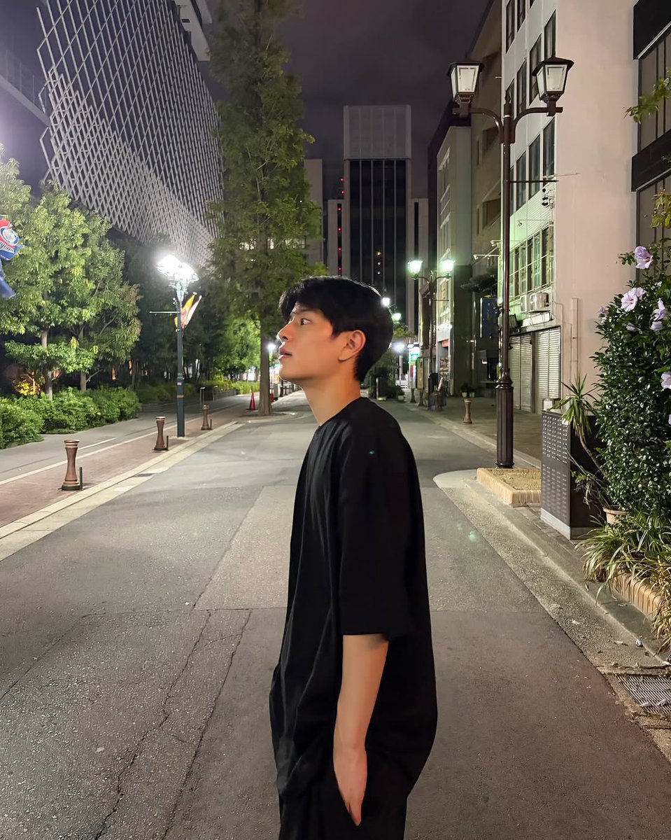 09Na_CHi03's tweet photo. たぶんこちらですね🤭

①御園座の横
②白川公園

白川公園は季節が違うからのもあって
ちょっと違うように見えるけど下の部分と
オブジェから！

こんな近くにすんちゃんが✨

#StrayKids #スンミン　#seungmin https://t.co/kdORedarY1