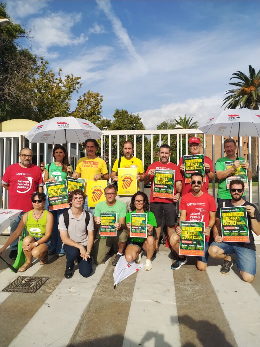 escolatv's tweet photo. La Plataforma en Defensa de l'Ensenyament Públic s'ha trobat les portes de la Conselleria d'Educació tancades, una mostra més de la falta de voluntat de la consellera de dialogar amb nosaltres 🚫 https://t.co/s5j7UlOWMK