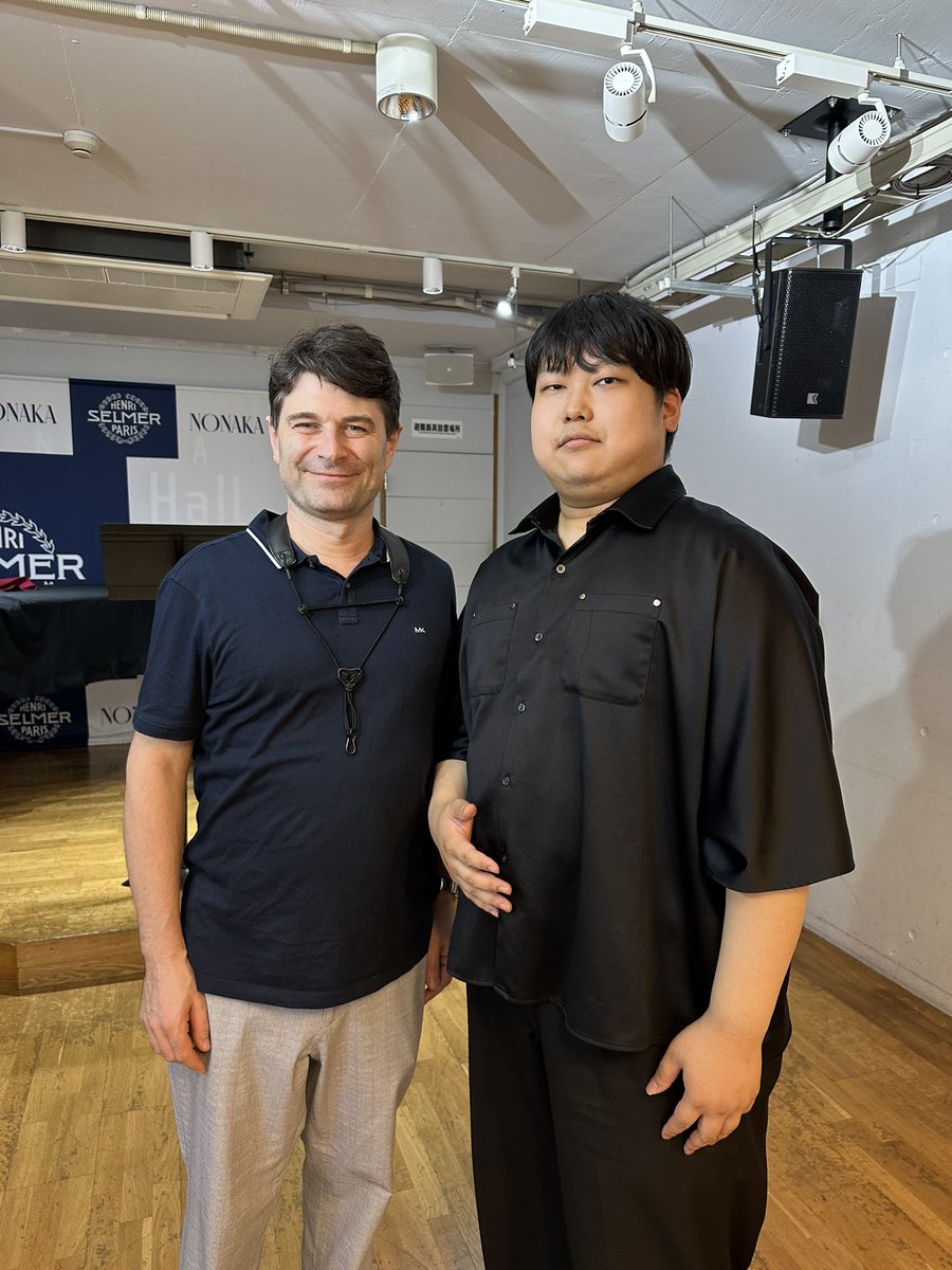 SYuua2013's tweet photo. 大学院1年前期を振り返る その3

⑤ Alexandre Souillart先生レッスン
大学1年ぶりのスーヤ先生のレッスン
我々なりのベルサイユ風な写真

⑥横浜国際サクソフォーンコンクール
今年度前期の山場であった2時予選
入場時に瑠衣さんが小さく拍手してくれたのが心の支えだった https://t.co/LdsM2QLg0y