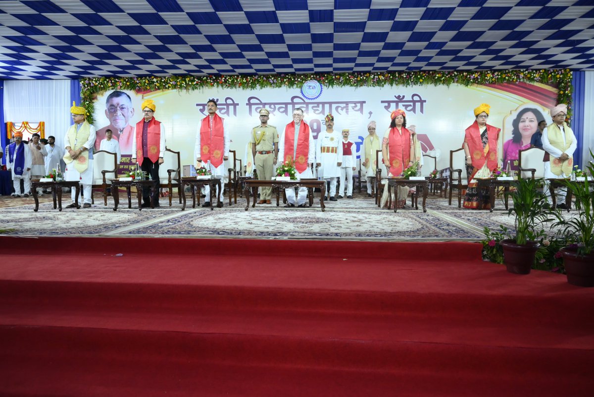 jhar_governor's tweet photo. विद्यार्थियों से आह्वान है कि वे अर्जित ज्ञान, प्रतिभा एवं रचनात्मक क्षमता का उपयोग समाज एवं राष्ट्र के विकास में करें तथा ‘विकसित भारत@2047’ के संकल्प को साकार करने में अपना महत्वपूर्ण योगदान दें। https://t.co/bsFcaPVguV