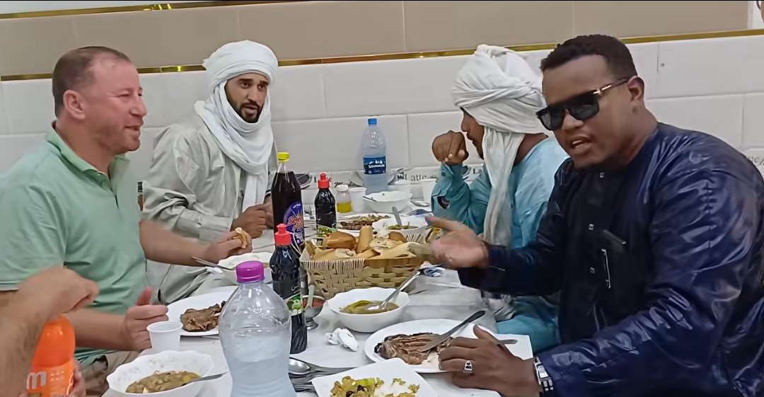 gloiredz's tweet photo. Ils sont tous algériens, vivant dans le même pays mais espacés de 2500km !! Ils se seraient donc surement jamais rencontrés sans ces incendies et la vague impressionnante de fraternité et d'entraide qui a suivi.

Ils ont voulu nous diviser mais ça n'a fait que nous rapprocher ! https://t.co/E6dpVFf5ve