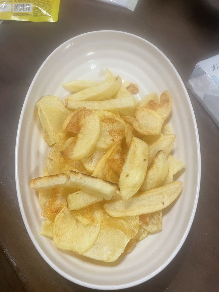 takahitofc's tweet photo. みなさん雨大丈夫でしょうか？

帰宅後にポテトチップスが食べたくなったが家にそれは無い…

雨の中、クルマに乗って買い物に行くのはイヤ

あ！村人からもらった芋が山ほどある！

てな事で出来たてを美味しく食べたが…
片付けするのがめんどくさい… https://t.co/BayOyba8Hx