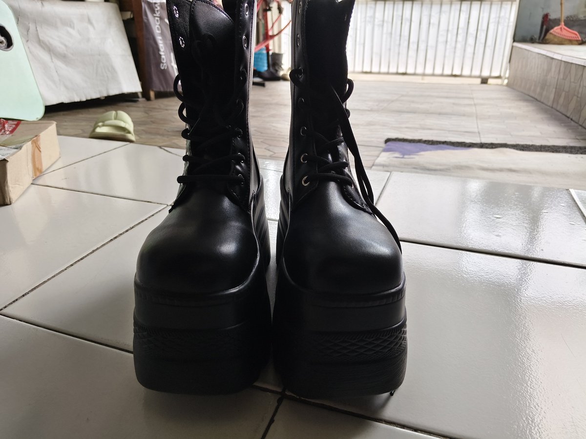 laaalaaa_6's tweet photo. Want to rent / Open for rent official Lightstick BTS VER. 4 &amp; BOOTS

💸350k dp 50k (ls bts)
💸150k dp 50k(boots)

✅ inc 3 baterai
📍 COD Venue

t. wtr wts wta wtb sewa rent lightstick bts ver. 4 boots in jakarta ime army arirang nct 127 boynextdoor bigbang https://t.co/AkHirclfmD