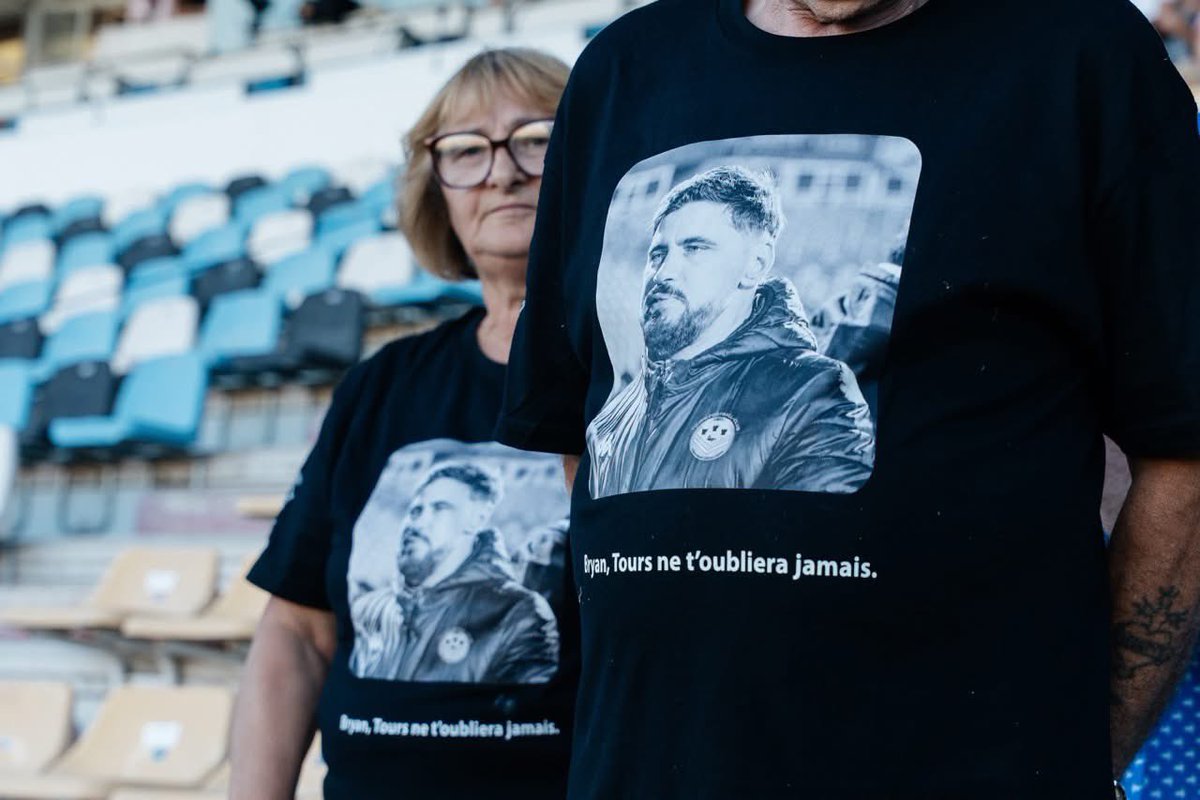 UnionFTouraine's tweet photo. 🤍 Dans un Stade de la Vallée du Cher qui l’a vu réalisé tant de beaux gestes, le public tourangeau a salué ce samedi la mémoire de Bryan Bergougnoux.

#UFT #UnionFootdeTouraine #TousUnis https://t.co/kT42ImlOC1