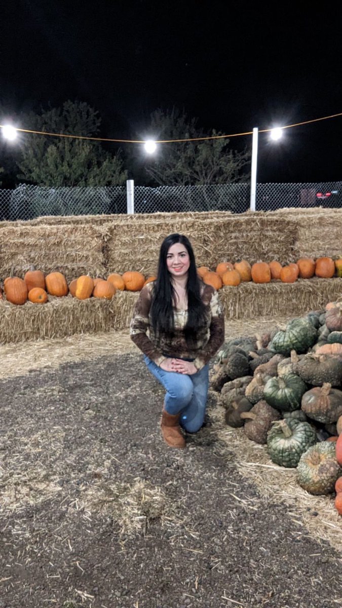 katiealli's tweet photo. Me at a pumpkin patch. https://t.co/aDUggX5Ume