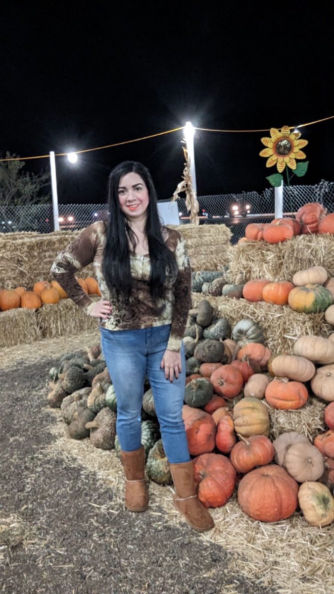 katiealli's tweet photo. Me at a pumpkin patch. https://t.co/aDUggX5Ume