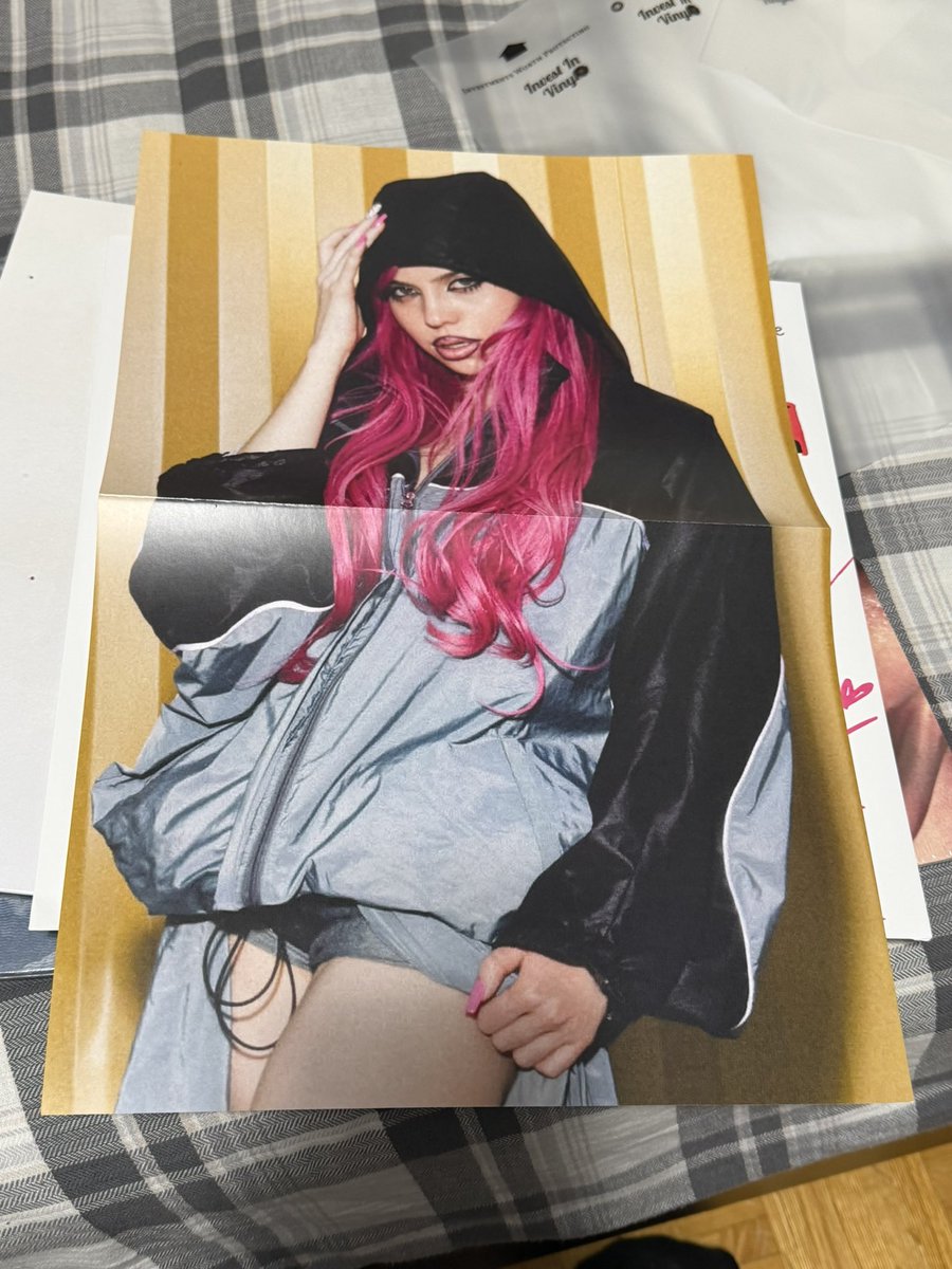 hoesiahhh's tweet photo. my prima canadian exclusive is a whole chopiana my god…. at least my art card and poster is cute https://t.co/usjET0CG2m