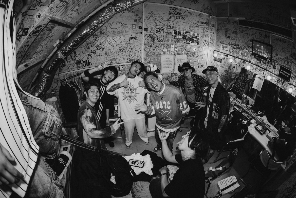 drums_wani's tweet photo. 5番勝負3日目🆚FLOW
最高のピースフルカオス！！
FLOWのライブから飛んだり走り回ったり
そこからガッツリライブして打ち上げはテキーラ🚀
THEバンドマンみたいな1日でした
ありがとうございました‼︎

Photo by @kakeru_selendip 
#ASHDAHERO #ADH5周年 #FLOW https://t.co/Y4wsyzPoJc