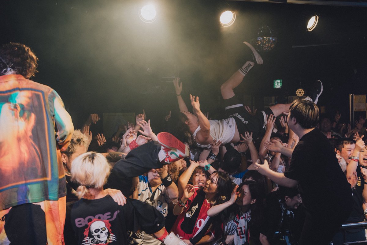 drums_wani's tweet photo. 5番勝負3日目🆚FLOW
最高のピースフルカオス！！
FLOWのライブから飛んだり走り回ったり
そこからガッツリライブして打ち上げはテキーラ🚀
THEバンドマンみたいな1日でした
ありがとうございました‼︎

Photo by @kakeru_selendip 
#ASHDAHERO #ADH5周年 #FLOW https://t.co/Y4wsyzPoJc