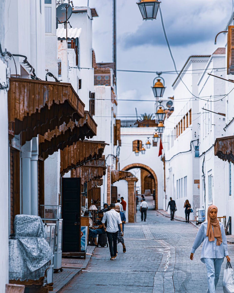 RayLandrushi0's tweet photo. In Morocco, the dirham is non-convertible: exchange on arrival or withdraw cash. Al Boraq links Tangier to Casablanca in about 2 hours. In small taxis, ask for the meter. In Marrakech or Fez medinas, GPS is essential. https://t.co/j3bQkZGAD1
