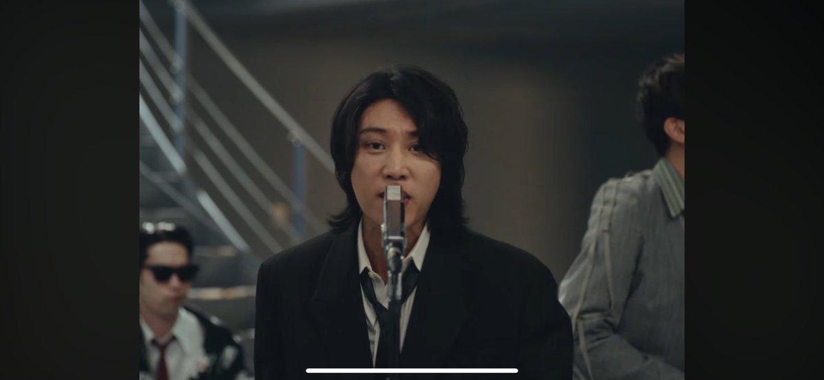 ooo___0102's tweet photo. 今思ったけどこのMVの牧さんミセスの大森さんに似てる、気がする https://t.co/k8voL6JqDG