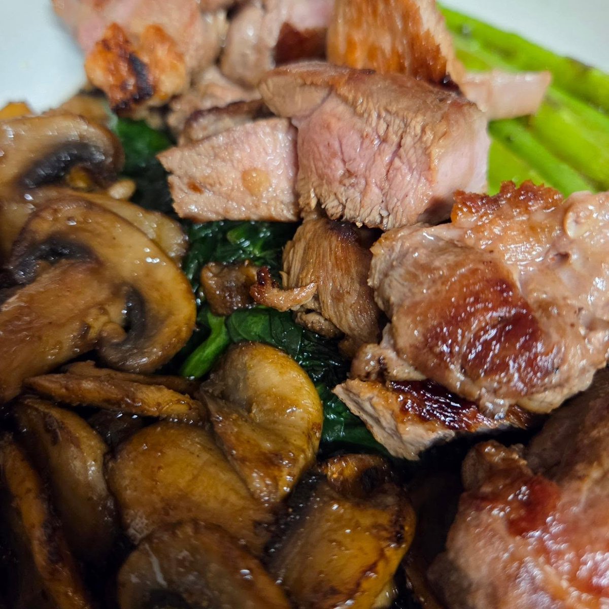 GilmaCoopper's tweet photo. I enjoy cooking now and then. Last night I couldn’t decide, so I went with lamb steak, asparagus, mushrooms, and spinach. A mixed plate, but damn tasty. Lovely jubbly. https://t.co/CE7um6QzQj