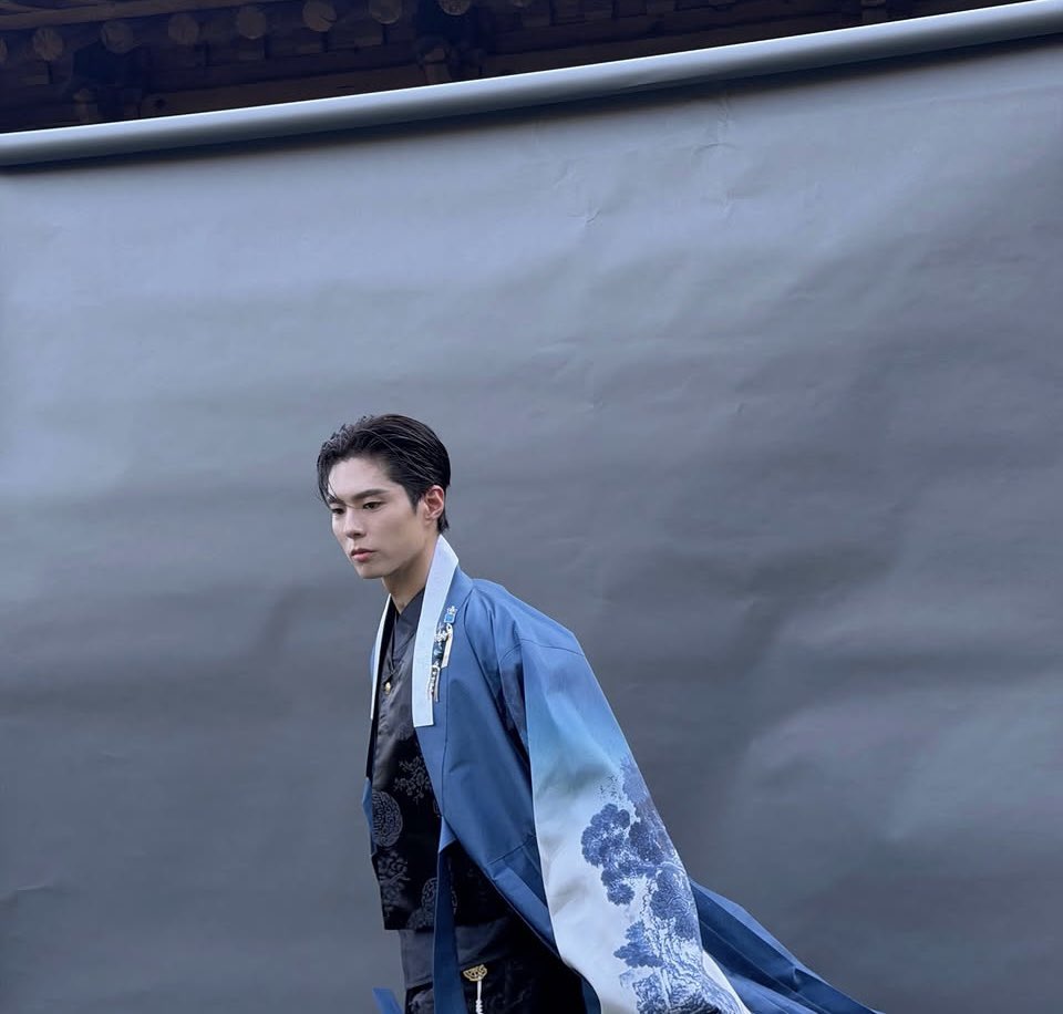 sbogummyss's tweet photo. bogum saw us talking about him in a hanboks and decided to give us exactly what we needed 🧎🏻‍♀️🧎🏻‍♀️ https://t.co/72RUSJBsvt