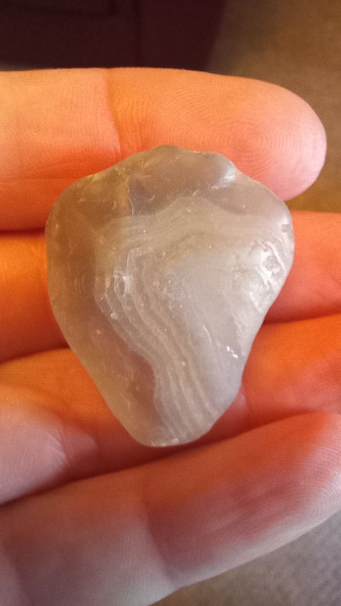 EileenFindlay3's tweet photo. Some wee bits from yesterday's beach hunt.
#BandedAgate
#Geode
#RocksAnne https://t.co/4vODV8lXou