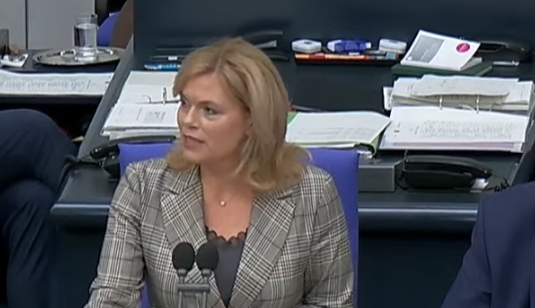 unblogd's tweet photo. Permanente Zwischenrufe bei Alice Weidel, Gelächter, aber diese gute Frau ist offenbar gerade erst aufgewacht und kritisiert das jetzt bei der AfD. Was eine Shitshow. https://t.co/u5MBWJS85u