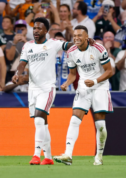 Paul_Tenorio's tweet photo. Ayer el Bernabéu pitó a Vini y a Mbappé. Uno recuperó 12 balones, su récord. El otro abrió el marcador tras un robo suyo. Ambos se dejaron la piel. Y ganaron.
El relato y una ABSURDA GUERRA intestina de facciones han logrado sabotear desde dentro el equipo q intenta construir Mou https://t.co/ApfN0IAM07