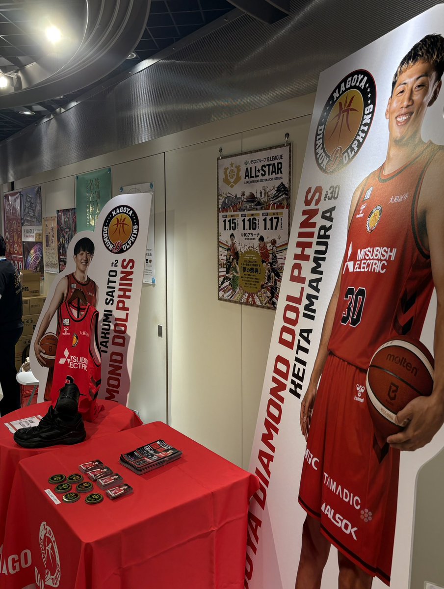 B_LEAGUE's tweet photo. 現在、KITTE丸の内で開催中の「名古屋ポップアップストア in TOKYO」にて、選手等身大パネルの展示を予定しておりましたが、今村佳太選手のパネルが約1.25倍のサイズとなってしまいました。
※齋藤選手は当初の予定通り、等身大サイズです。

各所ご迷惑をおかけし大変申し訳ございません。
以後、再発防止に努めます。

#Bリーグオールスター @nagoyadolphins #Bリーグ