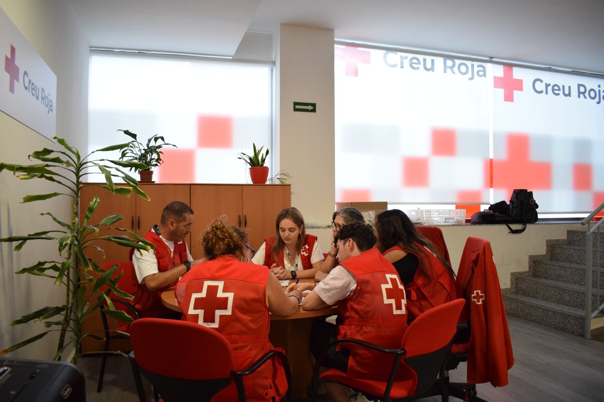 CreuRojaCAT's tweet photo. 🌧️Aquesta nit hem activat dispositius d’emergència a Cerdanyola, Sabadell, Terrassa i Ripollet davant l’episodi de pluges #INUNCAT

🚑S'han activat una trentena de persones voluntàries i tècniques per donar resposta

A Terrassa hem habilitat un alberg on han pernoctat 18 persones https://t.co/Wc0GAFmmKz