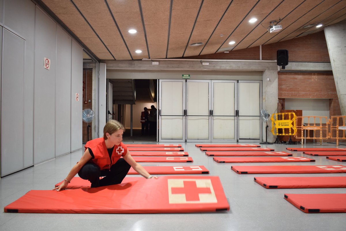 CreuRojaCAT's tweet photo. 🌧️Aquesta nit hem activat dispositius d’emergència a Cerdanyola, Sabadell, Terrassa i Ripollet davant l’episodi de pluges #INUNCAT

🚑S'han activat una trentena de persones voluntàries i tècniques per donar resposta

A Terrassa hem habilitat un alberg on han pernoctat 18 persones https://t.co/Wc0GAFmmKz