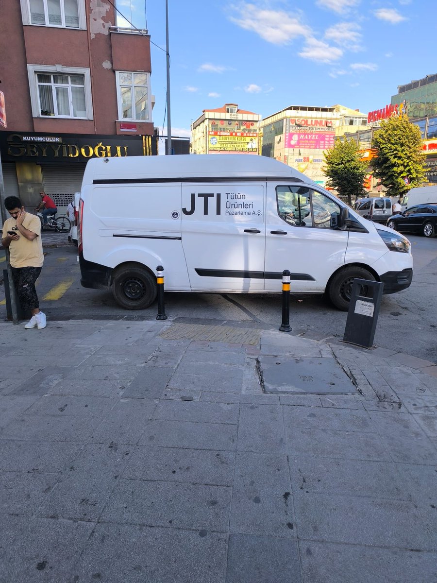 gavasoglu's tweet photo. Yayalar aracın önünden arkasından geçer de pusetli veya araçlı engelliler nasıl geçecek? @sgazikaymakamlk https://t.co/brOwzcWCAC