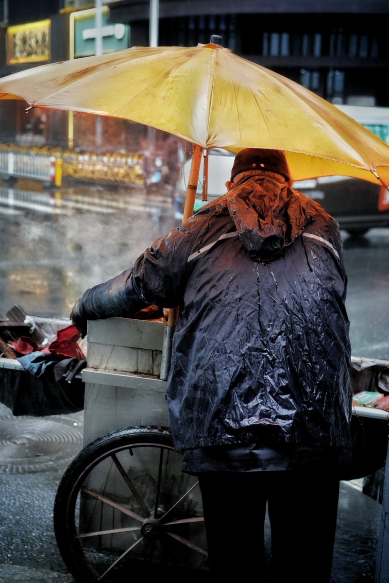 JonathanBrixtu's tweet photo. A stranger held the door for me in the rain, bought me a hot coffee, and didn’t even need my name—just a small, warm act that turned my whole tough day around. https://t.co/n4CTP4SzBD