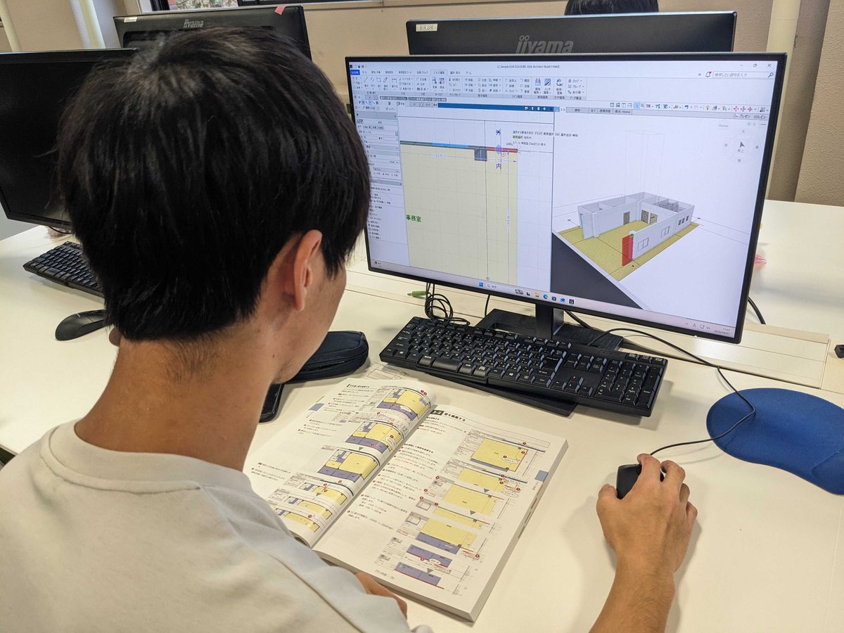 nkhs_hk's tweet photo. 2年生は『GLOOBE Architect』を導入し、いよいよ本格的なBIM実習に入りました!
木造住宅のBIMはほぼ完成させているので、みんなサクサク作業を進めていましたよ😊
#日本工学院
#日本工学院北海道専門学校
#建築学科
#BIM
#GLOOBEArchitect
#福井コンピュータアーキテクト https://t.co/A16ssk71Iq