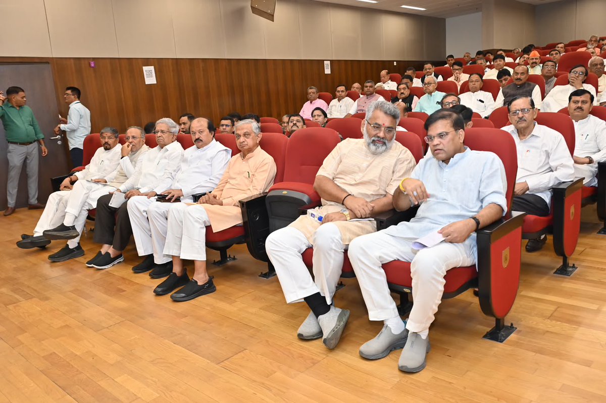 iJagdishBJP's tweet photo. આદરણીય પ્રદેશ પ્રભારી શ્રી @tarunchughbjp જીની અધ્યક્ષતામાં તથા માનનીય મુખ્યમંત્રી શ્રી @Bhupendrapbjp ની વિશેષ ઉપસ્થિતિમાં ભાજપના ધારાસભ્યશ્રીઓ સાથે મહત્વપૂર્ણ બેઠક.

📍 ગુજરાત વિધાનસભા ભવન, ગાંધીનગર https://t.co/06NstEzIgS