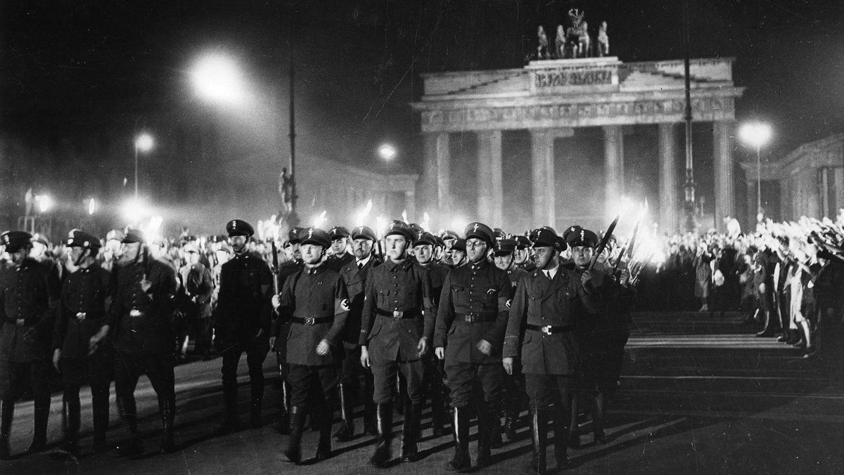 edugaresp's tweet photo. La conclusión es contundente: las medidas de austeridad de 1930-1932 empobrecieron y radicalizaron al electorado alemán. No fueron el único factor explicativo. Pero sí uno de los más importantes y de los menos estudiados. https://t.co/lvQWp738Jn