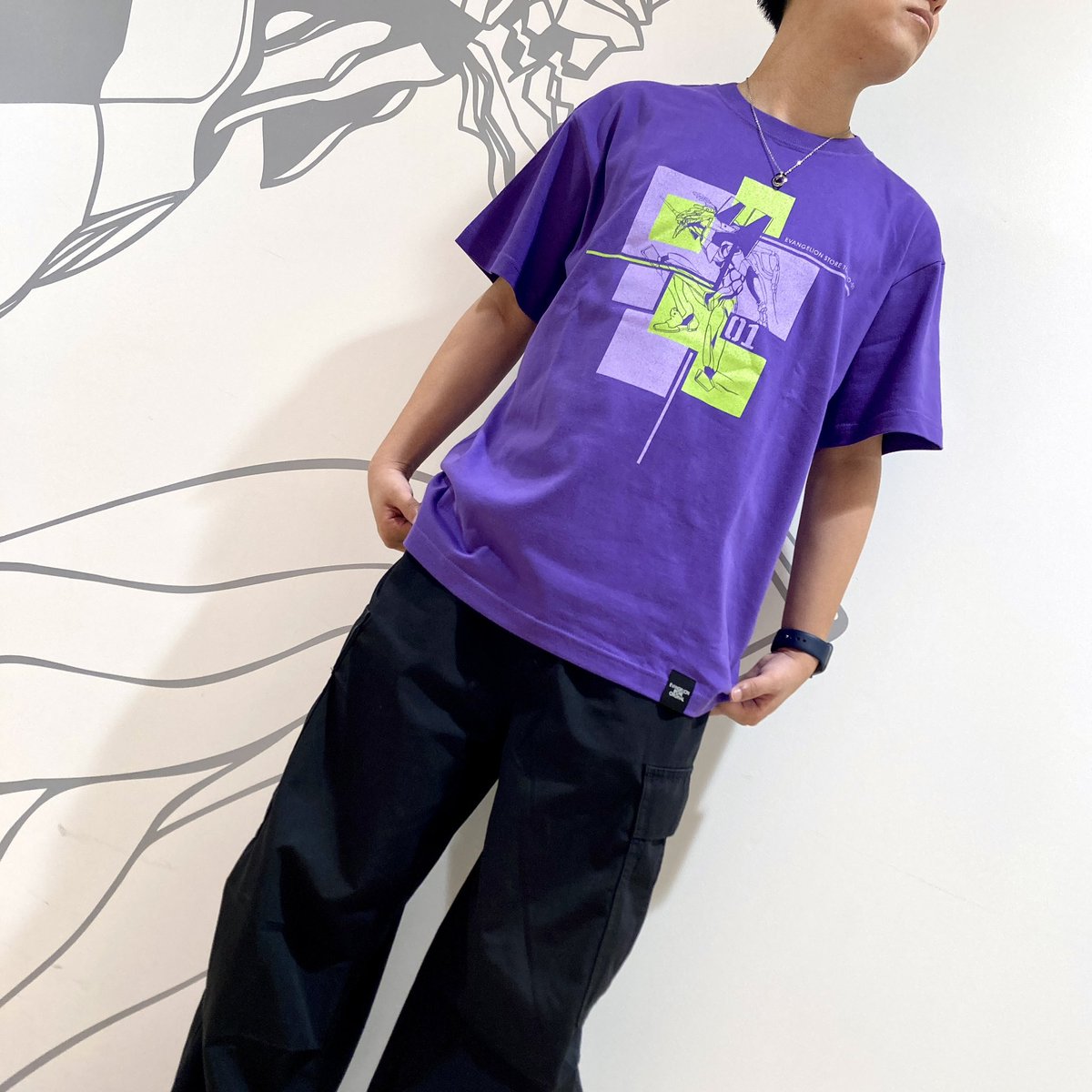 eva_store's tweet photo. 【TOKYO-01(池袋)】《PICK UP》
「Tシャツ/初号機(TOKYO-01限定)」をご紹介❗️

EVANGELION STORE TOKYO-01(池袋)限定のTシャツが登場✨
店舗壁面にも描かれている、躍動感溢れる初号機がプリントされたTシャツです。
M,L,XLの3サイズ展開となっています🎶
エヴァ好きな方へのプレゼントやお土産としてもおすすめです🎁

(男性 168cm Lサイズ着用)

#エヴァストア