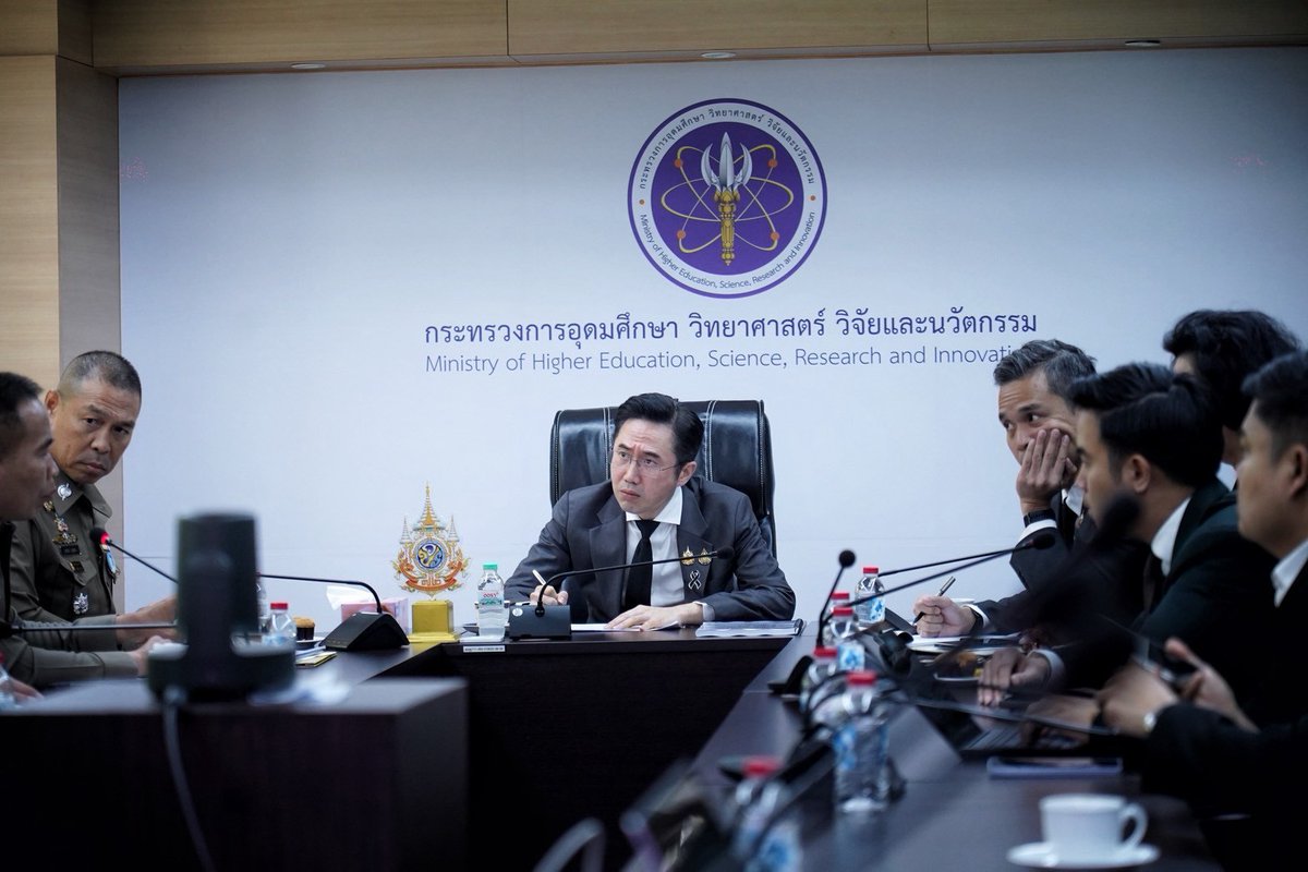VoiceTVOfficial's tweet photo. 📌‘ยศชนัน’ สั่งลุย 4 มาตรการเด็ดขาด ยุติข้อพิพาท ‘อุเทนถวาย-ปทุมวัน’ ย้ำคุณภาพการศึกษาต้องไม่สะดุด
.
วันที่ 9 กันยายน 2569 ศ.ดร.ยศชนัน วงศ์สวัสดิ์ รองนายกรัฐมนตรีและ รมว.อว. เป็นประธานการประชุมหารือเกี่ยวกับการจัดการพื้นที่การจัดการศึกษามหาวิทยาลัยเทคโนโลยีราชมงคลตะวันออก วิทยาเขตอุเทนถวาย โดยมี ศ.ดร.ศุภชัย ปทุมนากุล ปลัดกระทรวง อว. พร้อมด้วยผู้บริหารของทั้ง 2 สถาบัน ได้แก่ รศ.ดร.ฤกษ์ชัย ฟูประทีปศิริ อธิการบดีมหาวิทยาลัยเทคโนโลยีราชมงคลตะวันออก และ รศ.ดร.เสถียร ธัญญศรีรัตน์ อธิการบดีสถาบันเทคโนโลยีปทุมวัน รวมถึง ศ.ดร.วิเลิศ ภูริวัชร อธิการบดีจุฬาลงกรณ์มหาวิทยาลัย โดยใช้เวลาในการประชุมประมาณ 45 นาที เพื่อสานต่อและเร่งรัดแนวทางแก้ไขปัญหาข้อพิพาทระหว่างสองสถาบันให้เป็นรูปธรรม
.
ศ.ดร.ยศชนัน ได้กำหนด 4 มาตรการสำคัญเพื่อนำไปสู่การยุติความขัดแย้งอย่างยั่งยืน ดังนี้
.
ประเด็นที่ 1 งดจัดการเรียนการสอนในพื้นที่พิพาทอย่างน้อย 3 เดือน - โดยมีผลทันทีตั้งแต่วันที่ 9 ก.ย. เป็นต้นไป ซึ่งทางกระทรวง อว. จะมีการออกคำสั่งอย่างเป็นทางการให้ทั้ง 2 สถาบันปฏิบัติตาม เพื่อสร้างความมั่นใจด้านความปลอดภัยให้กับนักศึกษา บุคลากร และประชาชนในพื้นที่
.
ประเด็นที่ 2 เร่งจัดพื้นที่ใหม่ให้อุเทนถวาย - มอบหมายให้ทางผู้บริหารเร่งดำเนินการจัดเตรียมพื้นที่ใหม่ที่ไม่อยู่ในพื้นที่ข้อพิพาทเดิมให้แล้วเสร็จภายในกรอบเวลา 3 เดือน
.
ประเด็นที่ 3 ให้สถาบันเทคโนโลยีปทุมวันจัดทำแผนการเปลี่ยนผ่าน (Transition Plan) ด้วย
.
ประเด็นที่ 4 พัฒนาพื้นที่เดิมให้เป็นพื้นที่ด้านการศึกษาและนวัตกรรม - สำหรับพื้นที่ปัจจุบันที่อุเทนถวายใช้งานอยู่นั้น ทางจุฬาลงกรณ์มหาวิทยาลัยในฐานะเจ้าของพื้นที่ได้ยืนยันอย่างชัดเจนเพื่อความโปร่งใสว่า จะไม่มีการนำพื้นที่ดังกล่าวไปใช้ในเชิงพาณิชย์ หรือเชิงการค้า (Commercialization) อย่างแน่นอน
.
ศ.ดร.ยศชนัน ย้ำ กระทรวง อว. จะดูแลทั้ง 2 สถาบันอย่างเต็มที่ ไม่ว่าการจัดการเรียนการสอนจะย้ายไปอยู่ ณ พื้นที่ใด ทางกระทรวงฯ จะคอยสนับสนุนเครื่องมือ ทรัพยากร และดูแลคุณภาพการศึกษาของทั้งสองสถาบันให้ดียิ่งขึ้น เพื่อธำรงไว้ซึ่งเกียรติและศักดิ์ศรีของทั้งศิษย์เก่าและศิษย์ปัจจุบัน “เป้าหมายของเราคือ ทำให้ทุกฝ่ายสามารถเดินหน้าต่อไปได้พร้อมกัน ทั้งในเรื่องความปลอดภัย การยุติข้อพิพาท และการพัฒนาคุณภาพการศึกษา เพราะท้ายที่สุดแล้ว เรามีเป้าหมายเดียวกัน คือการทำให้การศึกษาไทยมีคุณภาพ และทำให้พื้นที่แห่งนี้กลับมาเป็นพื้นที่ที่สร้างประโยชน์ให้กับคนไทยทุกคน”
.
#Voice #ยศชนัน #อว #อุเทนถวาย #ปทุมวัน
