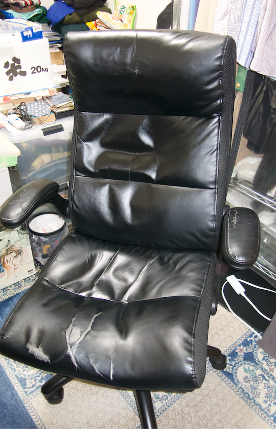 srkw_buddha's tweet photo. パソコン前で使っている椅子が4年経過してさすがにくたびれてきました。とくに座面のヘタリと水辺面の歪みが酷くて疲れます。今回、この椅子の後継品を購入。座面の構造も進化しているようでとても座り心地が良くなりました。 https://t.co/tUpGPUe2jI