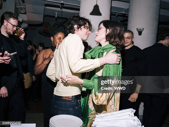 jun3buggy's tweet photo. extremely visually striking gettyimages picture of adam friedland and parker posey mid-makeout https://t.co/kQNijnvIuy