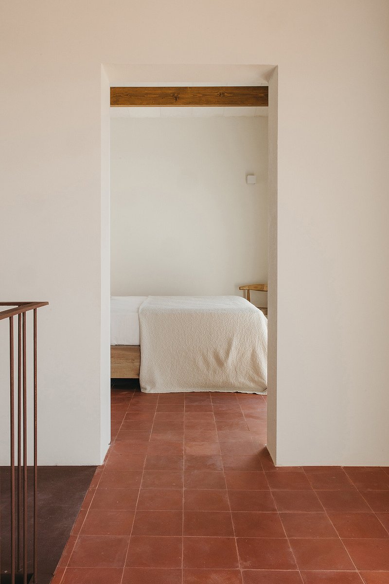 Interior_es's tweet photo. Proyectada por idearch, esta #vivienda recupera la identidad de un antiguo #Lloc menorquín de 1886 y pone en valor sus muros de #piedra de #marés y su relación con el paisaje.
-> Fotografías: Maria Missaglia
-> https://t.co/0EdWQv8K1T
-> #Reformas #Interiorismo #Menorca https://t.co/q2w4POEV4P