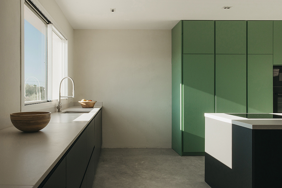 Interior_es's tweet photo. Proyectada por idearch, esta #vivienda recupera la identidad de un antiguo #Lloc menorquín de 1886 y pone en valor sus muros de #piedra de #marés y su relación con el paisaje.
-> Fotografías: Maria Missaglia
-> https://t.co/0EdWQv8K1T
-> #Reformas #Interiorismo #Menorca https://t.co/q2w4POEV4P